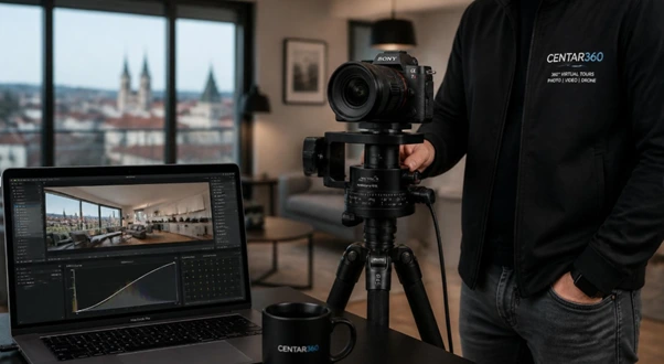  Profesionalni mirrorless fotoaparat Centar360 studija na panoramskoj glavi tijekom pripreme za tehničko 360&deg; snimanje interijera u Zagrebu.